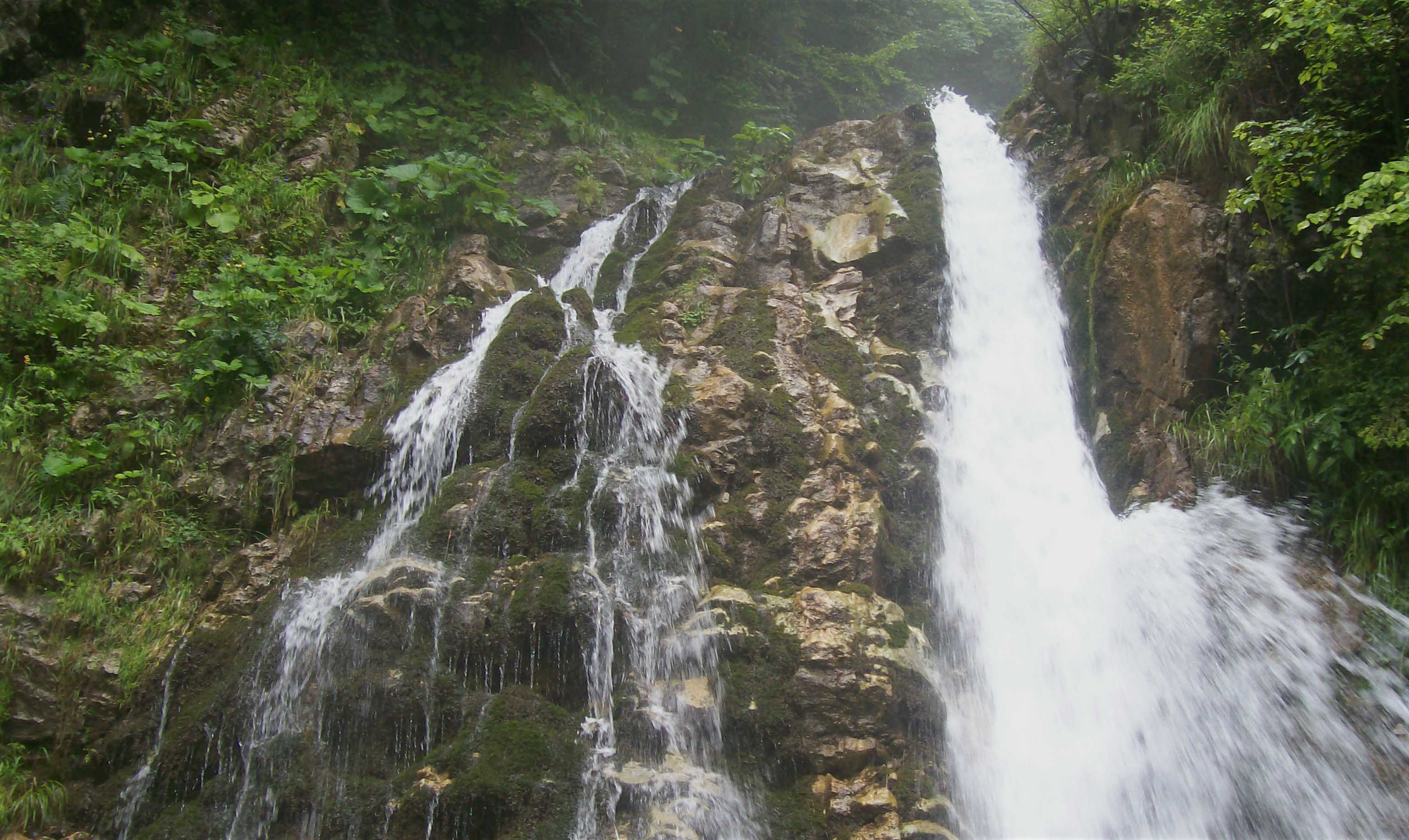 prima drumetie la cascada urlatoarea jurnal de calatorie
